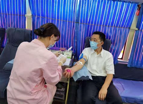 广西血液中心：2021年柳州市机关公务员无偿献血活动，市委书记吴炜、市长张壮带头捐献热血-中国输血协会