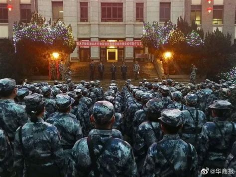 军队1200名医护人员分别乘坐运输机和高铁抵达武汉 - 中国军网