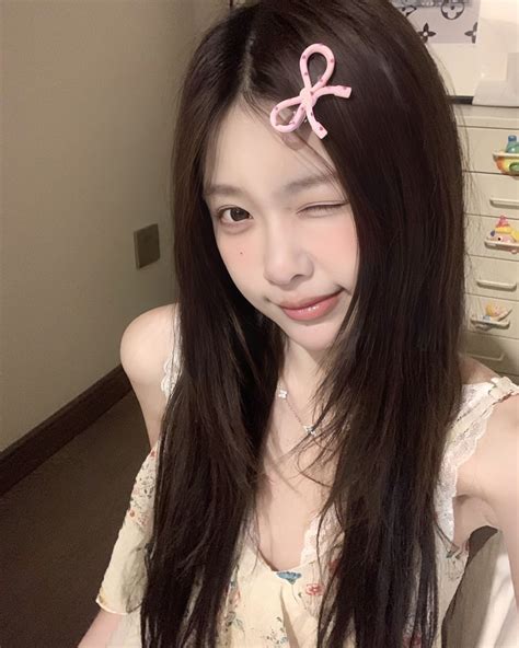 pretty girls⋆˚ 𝜗𝜚˚⋆ | Red for the day @halen.cute Credit to: 朝和日奈 (小红书） | Instagram