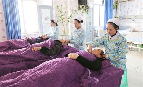 重庆江津区中医院医护人员用推拿按摩治疗失眠患者 - 广东省中草药产业协会