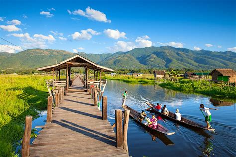 https://lp-cms-production.imgix.net/features/2016/10/inle-lake-boat-hills-view-ad50b005e124.jpg?auto=format&fit=crop&ixlib=react-8.6.4&q=40&sharp=10&vib=20