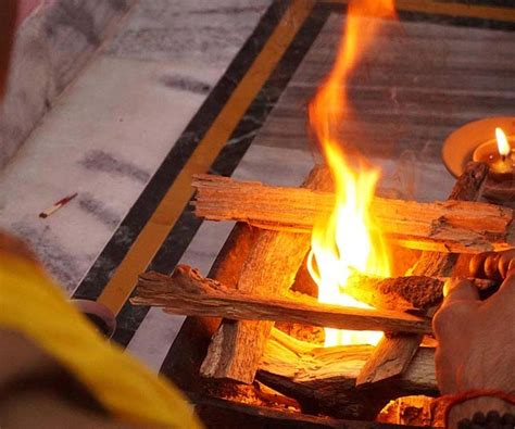 होलिका दहन के दिन आजमाएं कपूर के उपाय, बदल सकती है किस्मत | holika ...