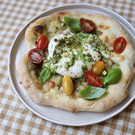 Pizza med burrata og pesto - Burrata pizza Opskrift - Mummum.dk