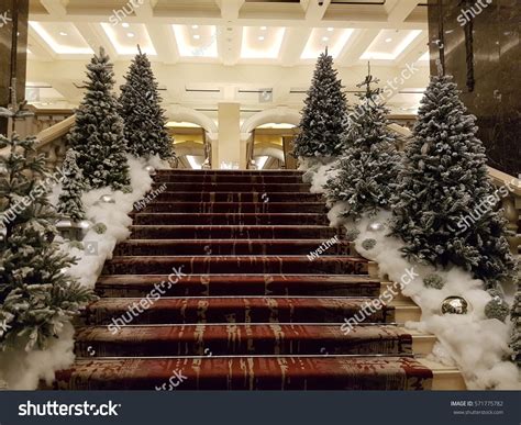 Inspiration for christmas decorations on stairs to create a festive ...