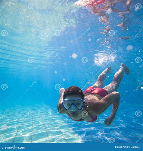 Swimming Underwater 的图像结果