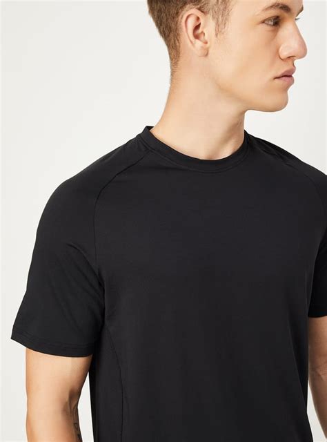 Buy Men Solid Slim Fit Active T-shirt Online at just Rs. 599.0 ...