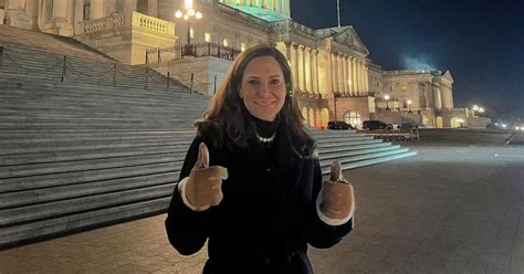 Congresswoman María Elvira Salazar promotes a law to regularize Cubans ...