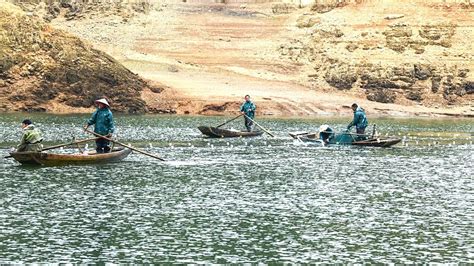 两名渔民乘坐橡皮船在捕鱼旅行时驾高清图片下载-正版图片505385143-摄图网