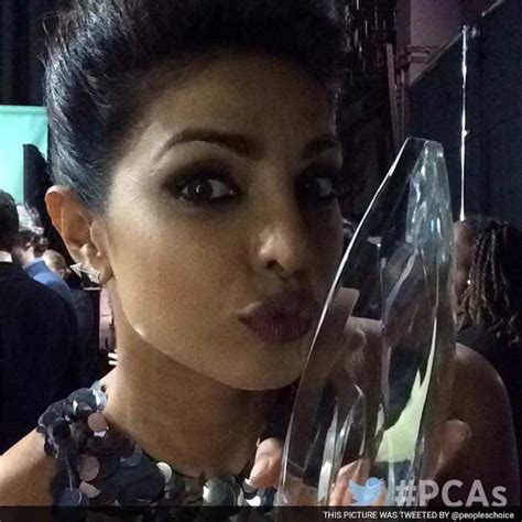 PICS : प्रियंका चोपड़ा 'पीपल्स चॉइस' अवॉर्ड प्राप्त करने वाली पहली ...