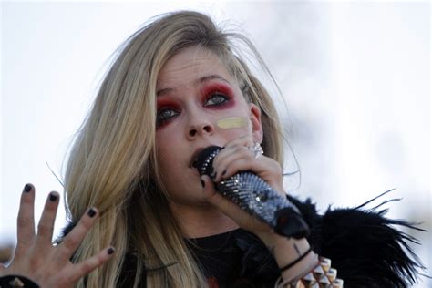 Avril Lavigne Death Hoax: Conspiracy theory on Canadian punk rocker's ...