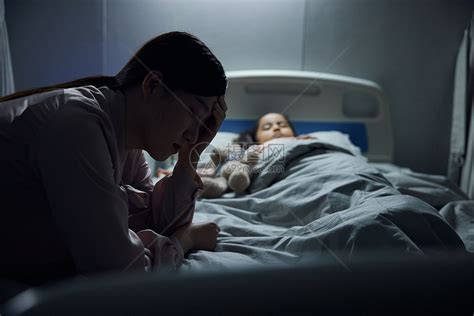 女儿住院伤心的母亲高清图片下载-正版图片502380015-摄图网
