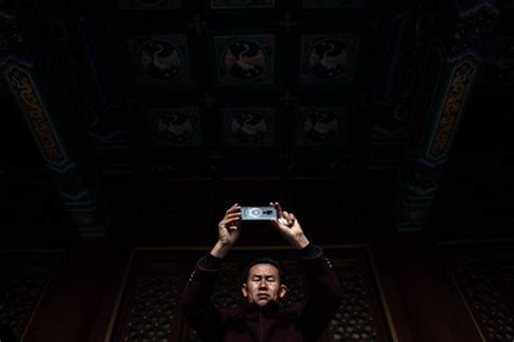 People Standing Viewing 的图像结果