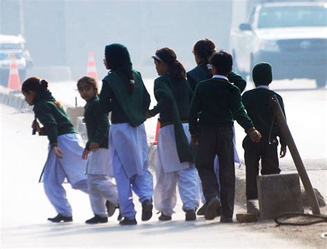 巴基斯坦一学校遭塔利班袭击已致20死_国际新闻_环球网