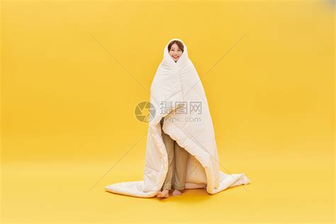 睡衣少女全身披着被子高清图片下载-正版图片502352427-摄图网