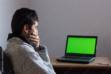 Man Looking at Computer Greenscreen 的图像结果