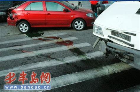 两车路口撞得“头破血流” 碎片甩出数十米_新闻中心_新浪网