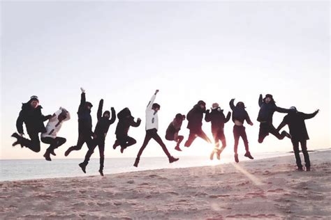 急！求EXO’s show time一张高清大图！在海边十二人起跳的图片！_百度知道