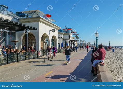 Path and Walkway Along Mission Beach, San Diego, California, USA ...