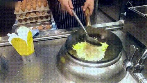 厨师做蛋炒饭，一个盛饭动作，让外国网民惊讶：这是魔术？_饮食部落Z_新浪博客