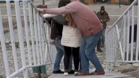 Se accidentó en vivo Paula Bernini mientras bajaba un puente y el aire ...