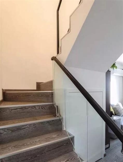 对于这类楼梯来说，由于没有平台，每个阶梯都起到提升空间的效用，所以构造比较紧凑，样式也美观，当然最省空间，不过由于楼梯宽窄不一，人上下楼不是很 ...