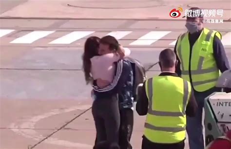 梅西妻子迎接夺冠的丈夫回家 冲刺跳拥抱超甜蜜_凤凰网视频_凤凰网