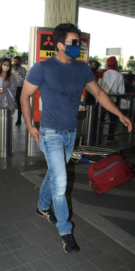 Sidharth Shukla Spotted Wearing Onitsuka Tiger Sneakers Worth Rs 12,000