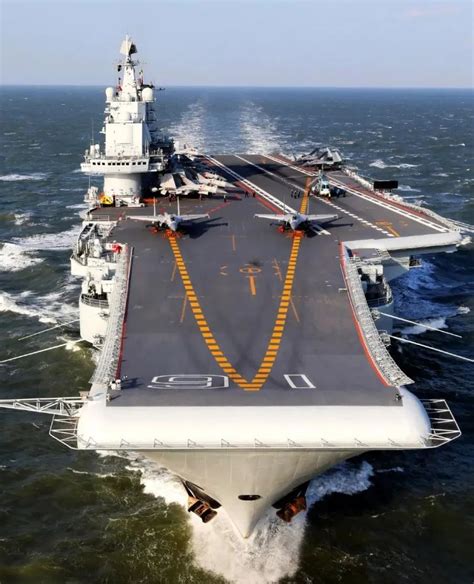 重磅消息！中国海军首艘075型两栖攻击舰下水！与美国的两攻有多大差别？__凤凰网