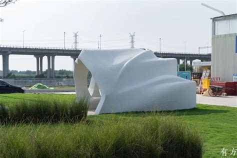 机器人在公园里3D打印了长椅、花坛和雕塑-白令三维