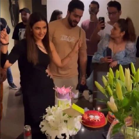 Jasmin Bhasin spends birthday dancing with boyfriend Aly Goni; looks ...