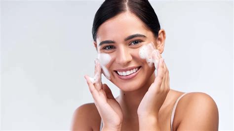 7 Best Cleansers to Control Oily Skin Effectively – World of Asaya