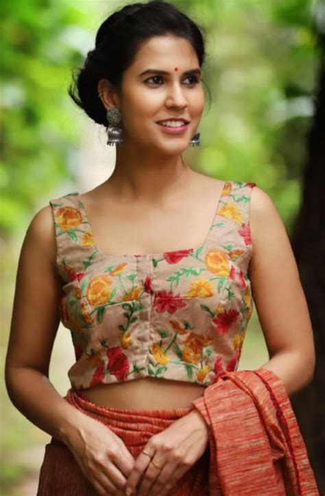 चौकोर नेक लाइन के न्यू और स्टाइलिश ब्लाउज़ डिज़ाइन का खूबसूरत संग्रह ...