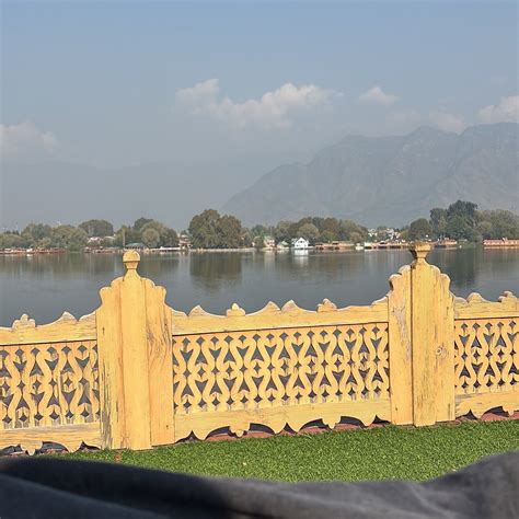 THE JEWEL IN CROWN HOUSEBOATS (Srinagar, Kashmir) - Specialty Inn ...