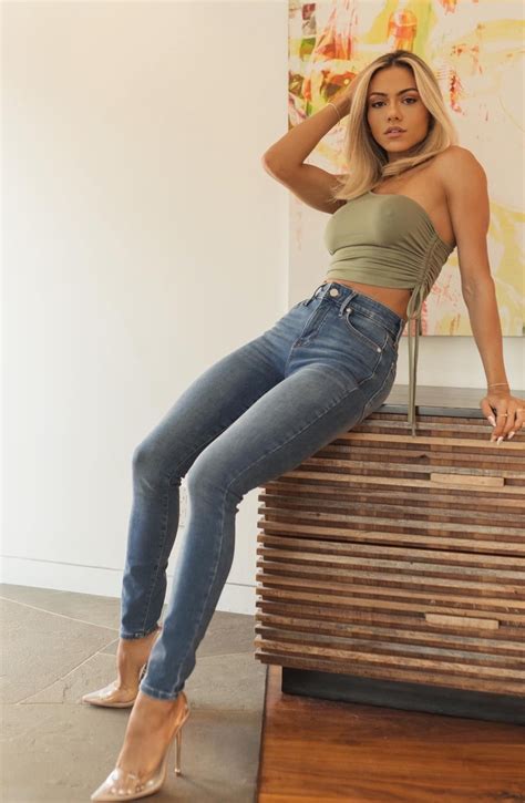 Raphaela Milagres's feet