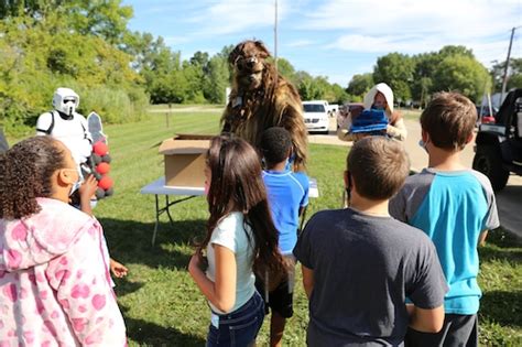 ‘Star Wars’ characters, including towering Chewbacca, visit Horizon ...