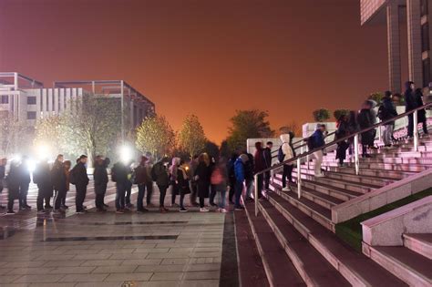 凌晨4点，这是图书馆外排起长队的学生 - 招考信息 - 新湖南