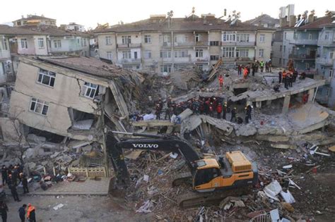 土耳其东部7.2级地震已致138人死亡366人被埋 - 新闻 - 国际在线