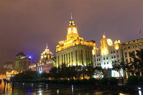 上海浦江两岸上演精彩灯光秀 外滩游客驻足欣赏大赞震撼眼球！