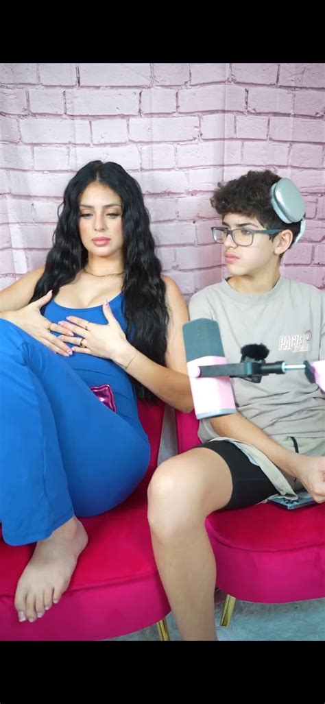 Camilla Araújo's feet