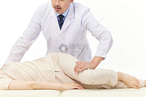 女性腿部按摩拉伸治疗高清图片下载-正版图片501768630-摄图网