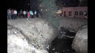 Six of baraat die as reversing SUV falls into ditch off NH-24 | Noida ...