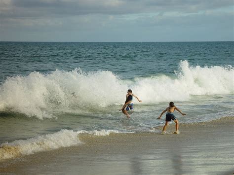 Swimming in Beach 的图像结果