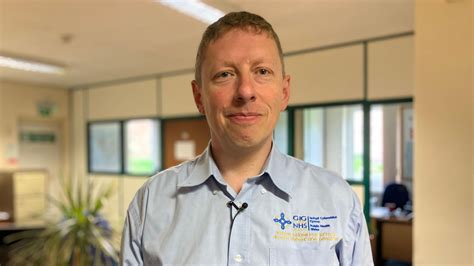 Croesawu rhaglen frechu RSV wedi salwch 'brawychus' mab - BBC Cymru Fyw