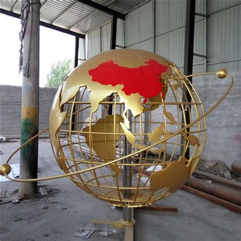 方圳为广州客户打造玻璃钢仿铜人物雕塑-方圳雕塑厂