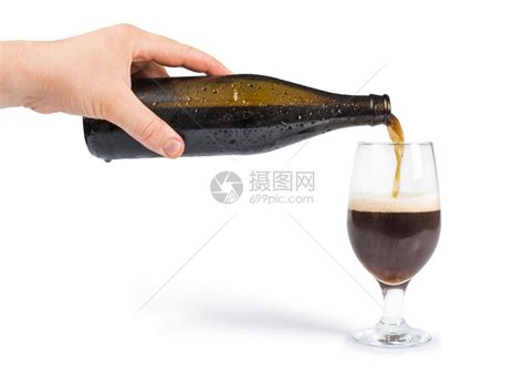 手拿着啤酒瓶正在倒酒高清图片下载-正版图片303250746-摄图网