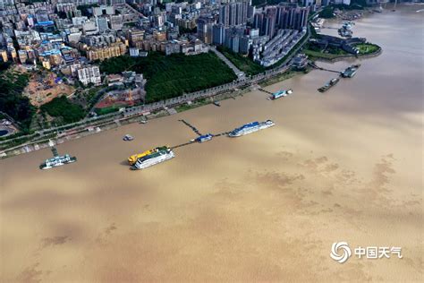 洪水过境重庆主城：轻轨变水上漂，喜来登酒店进水，钟楼广场看海__财经头条