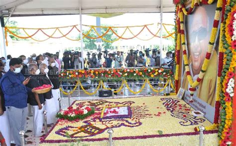 கலைஞர் நினைவிடத்தில் மரியாதை செலுத்திய தலைவர்கள்.. (படங்கள்) | nakkheeran