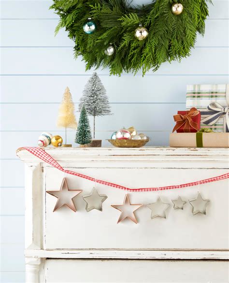 Step-by-step guide how to decorate a christmas garland for a perfect ...