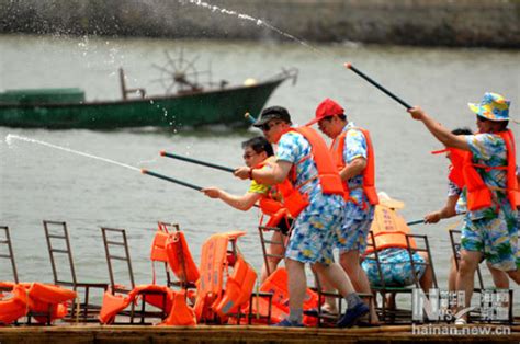 图文：游客们在万泉河上打水仗_会议讲座_新浪财经_新浪网