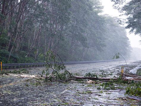 Overflowing drainage canals - Hurricane Iselle lashes Hawaii with wind ...
